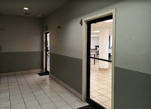 Interior de la oficina de Baja Tax en Tijuana